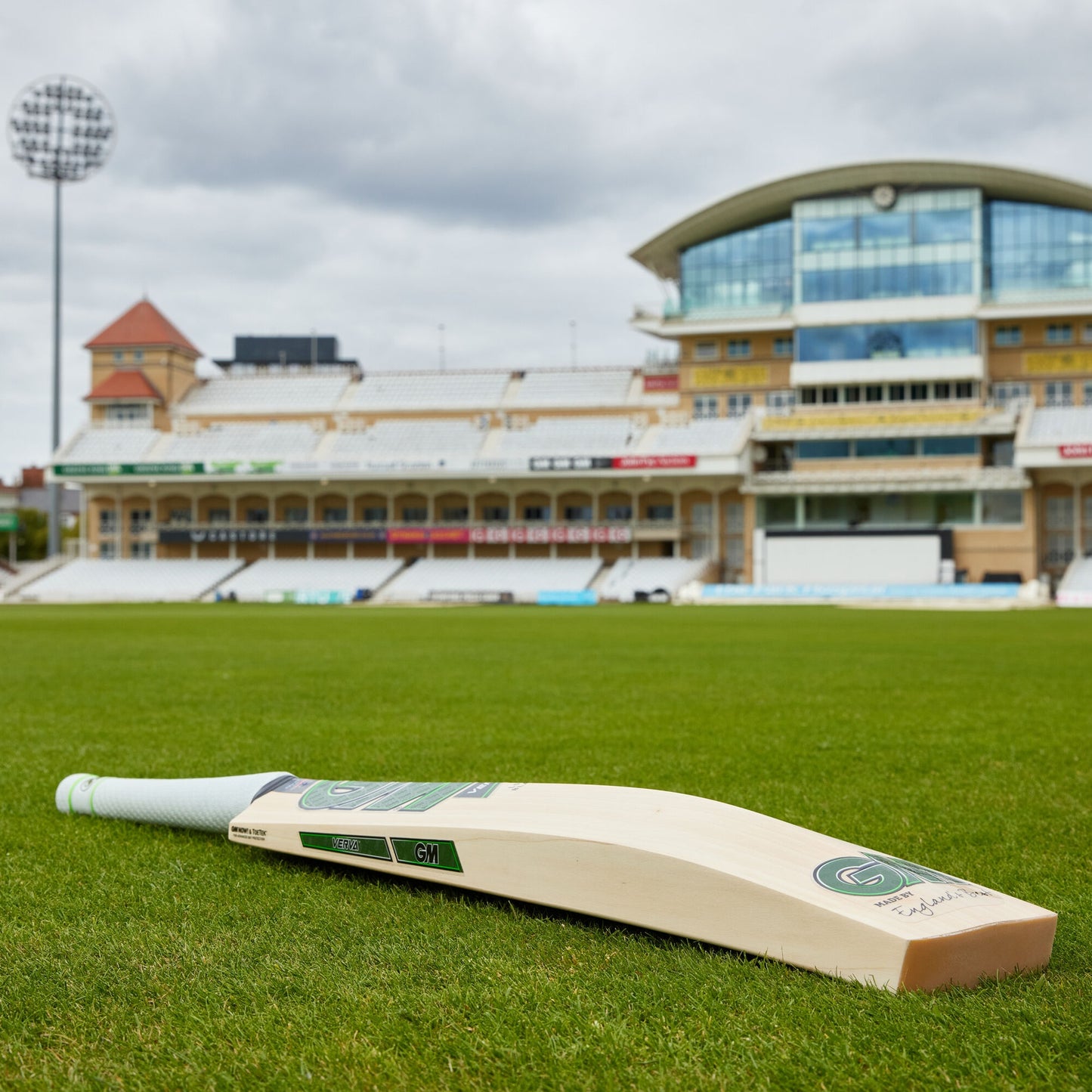 GUNN & MOORE GM Verva 808 L540 Grade 2 English Willow Cricket Bat - Senior Short Blade